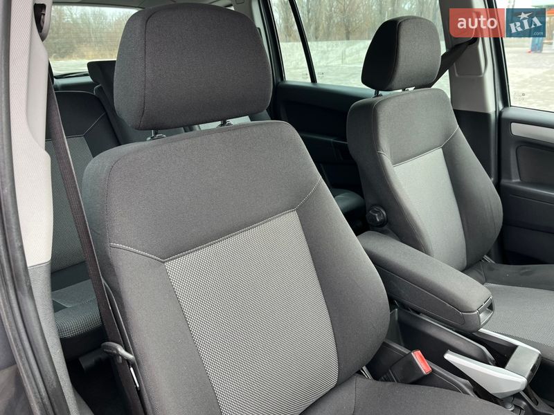 Минивэн Opel Zafira 2010 в Хороле