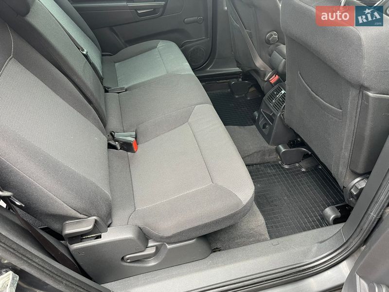 Минивэн Opel Zafira 2010 в Хороле