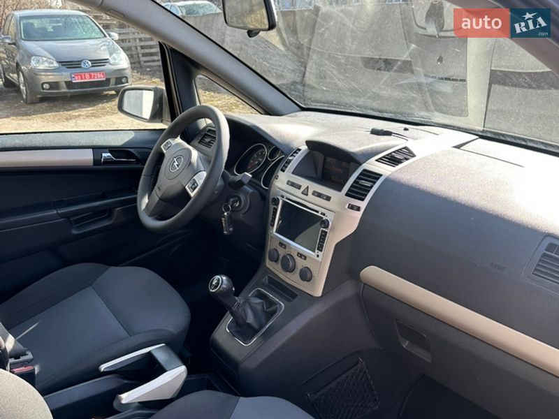 Минивэн Opel Zafira 2009 в Хороле