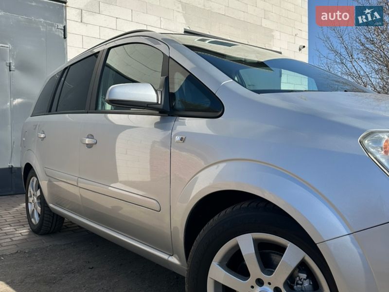 Минивэн Opel Zafira 2009 в Хороле