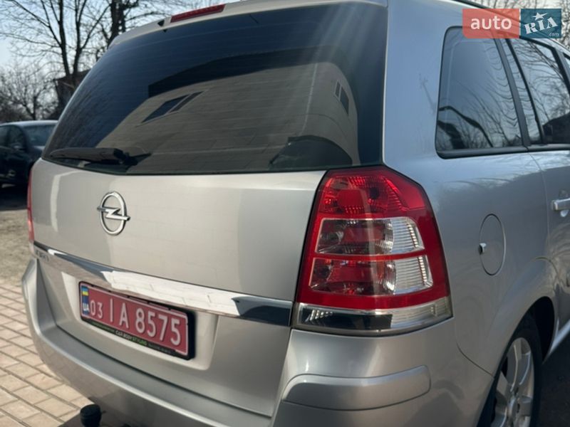Минивэн Opel Zafira 2009 в Хороле
