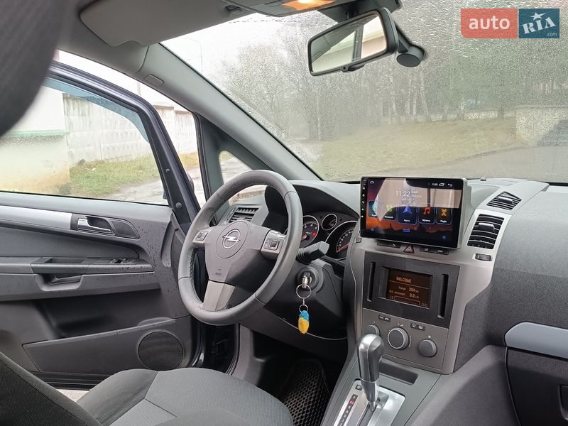 Минивэн Opel Zafira 2006 в Долине