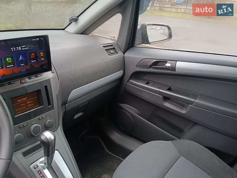Минивэн Opel Zafira 2006 в Долине