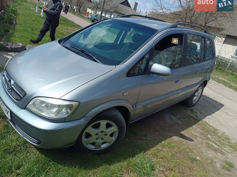 Мінівен Opel Zafira 2004 в Косові