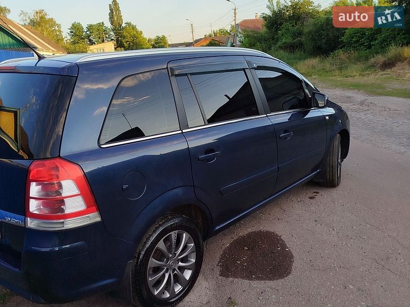 Минивэн Opel Zafira 2010 в Городне