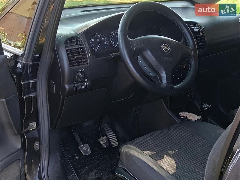 Минивэн Opel Zafira 2003 в Долине