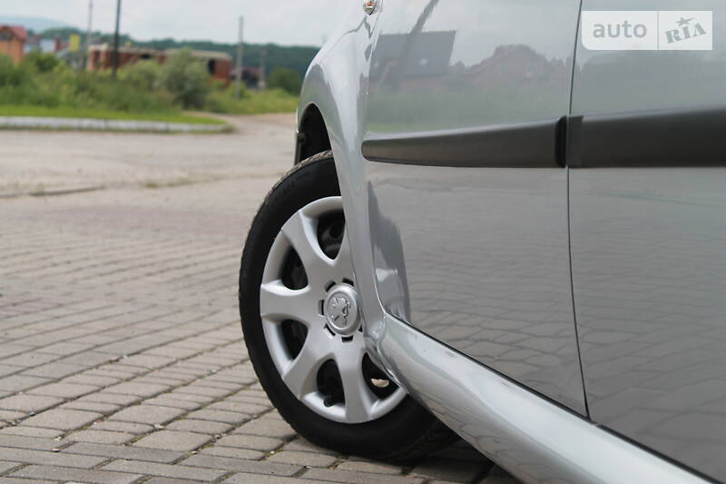 Хетчбек Peugeot 107 2011 в Дрогобичі