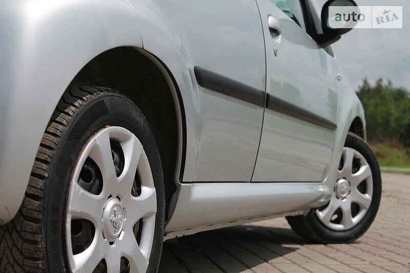 Хетчбек Peugeot 107 2011 в Дрогобичі