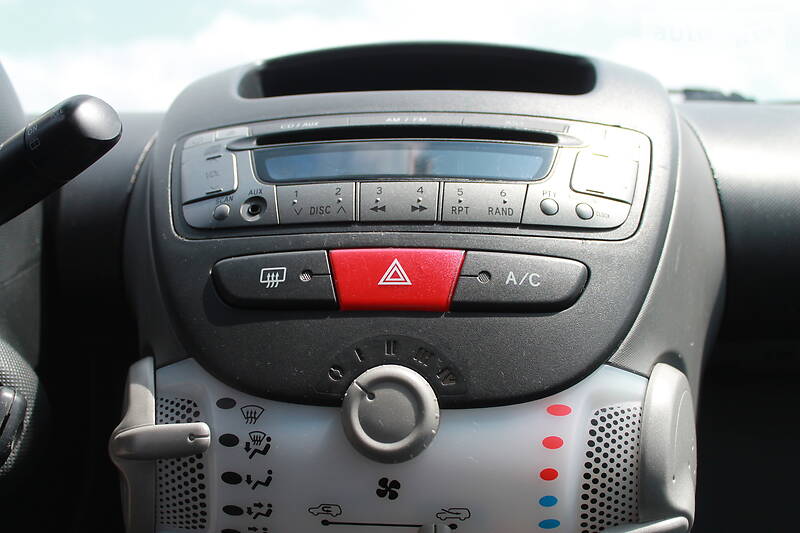 Хетчбек Peugeot 107 2011 в Дрогобичі