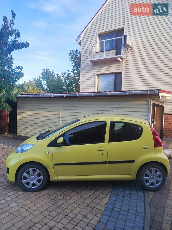 Хетчбек Peugeot 107 2011 в Южному