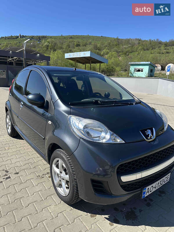 Хетчбек Peugeot 107 2010 в 