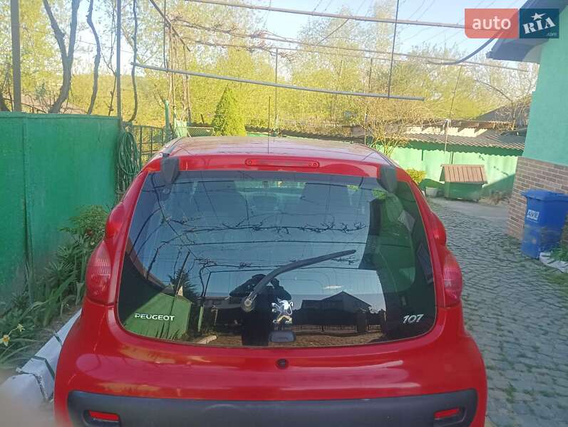 Хэтчбек Peugeot 107 2011 в Хусте