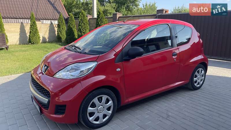 Хэтчбек Peugeot 107 2011 в 