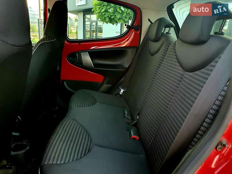 Хетчбек Peugeot 107 2013 в Попільні