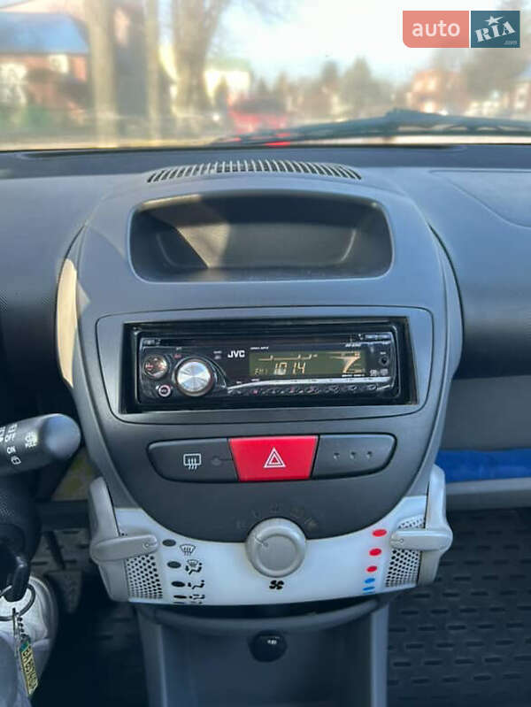 Хэтчбек Peugeot 107 2009 в Благовещенском