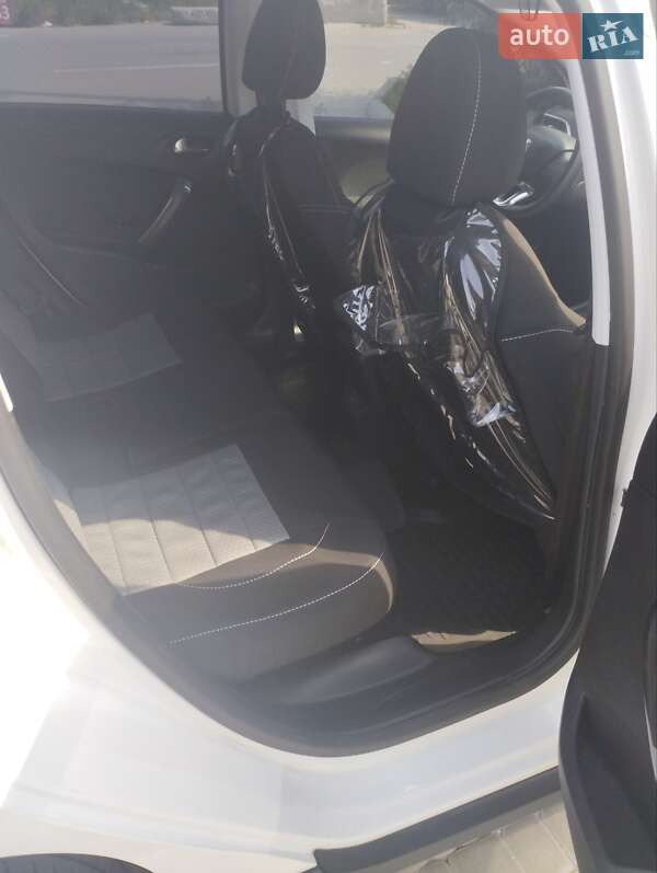 Внедорожник / Кроссовер Peugeot 2008 2016 в Ирпене