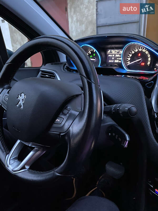 Внедорожник / Кроссовер Peugeot 2008 2016 в Львове