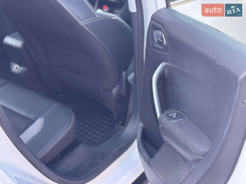 Позашляховик / Кросовер Peugeot 2008 2015 в Житомирі