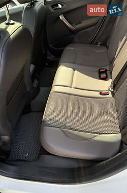 Позашляховик / Кросовер Peugeot 2008 2013 в 
