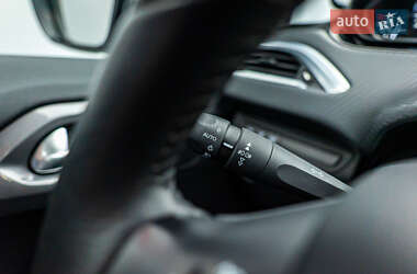 Позашляховик / Кросовер Peugeot 2008 2017 в 