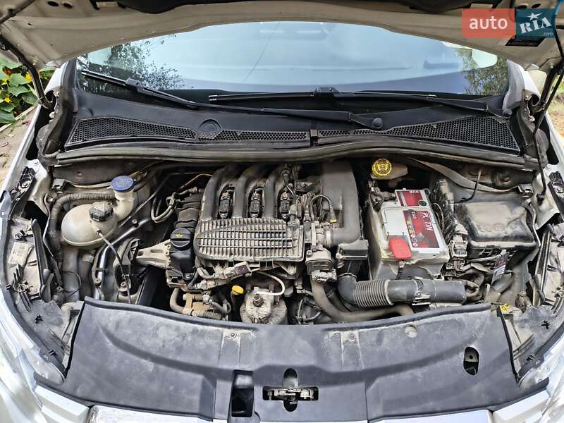 Позашляховик / Кросовер Peugeot 2008 2015 в Івано-Франківську фото 23 Позашляховик / Кросовер Peugeot 2008 2015 в Івано-Франківську