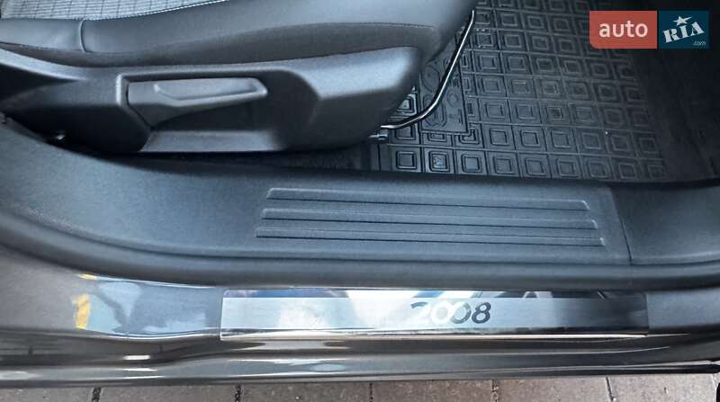 Внедорожник / Кроссовер Peugeot 2008 2021 в Киеве