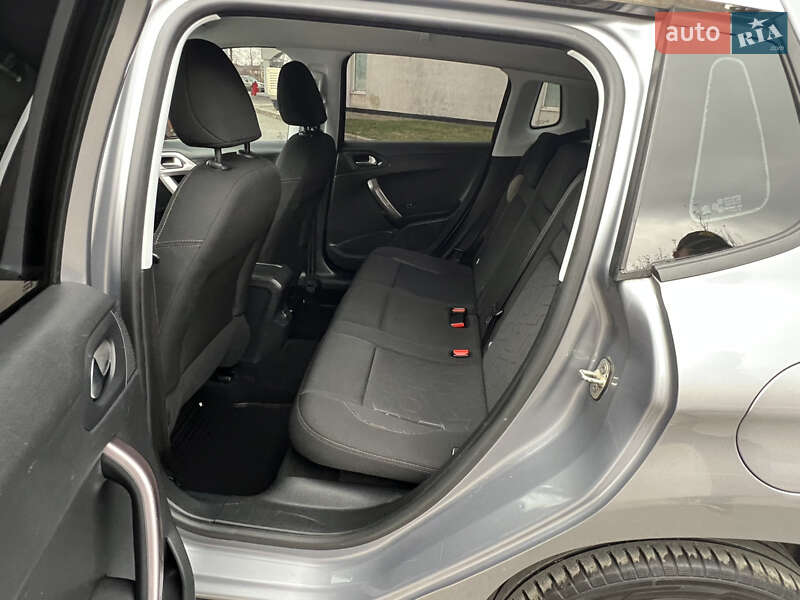 Внедорожник / Кроссовер Peugeot 2008 2015 в Дрогобыче