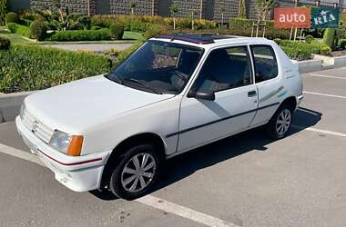 Хетчбек Peugeot 205 1988 в 