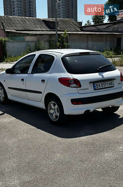 Хетчбек Peugeot 206+ 2010 в 