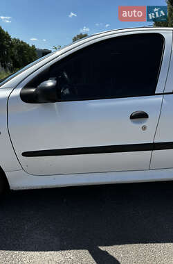 Хетчбек Peugeot 206+ 2010 в 