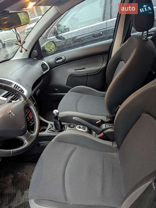 Хетчбек Peugeot 206+ 2010 в Рівному