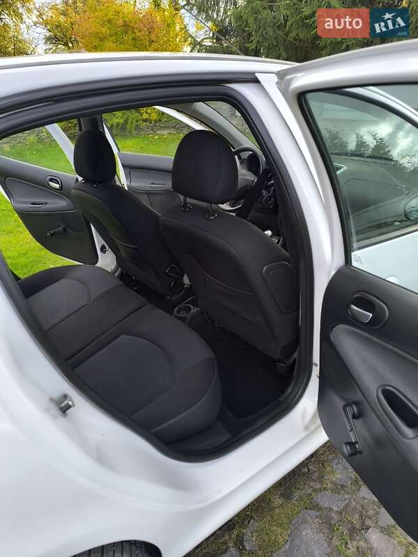 Хэтчбек Peugeot 206 plus 2010 в Дубно