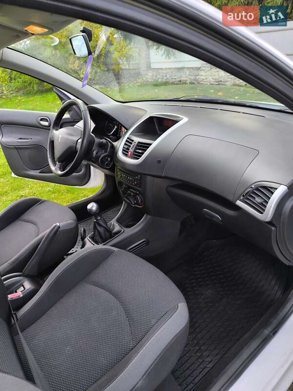 Хэтчбек Peugeot 206 plus 2010 в Дубно
