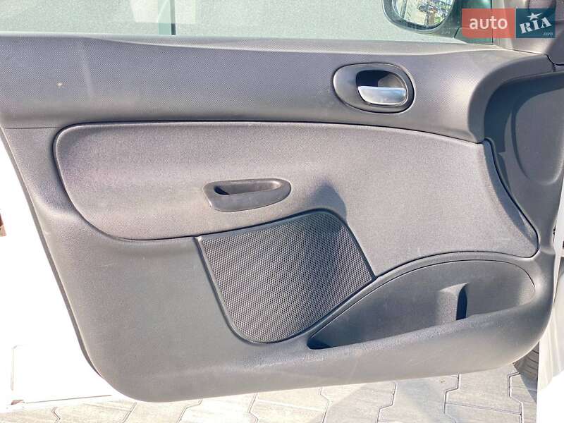 Хэтчбек Peugeot 206 plus 2009 в Киеве