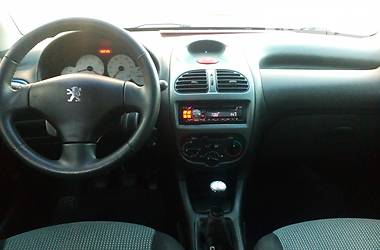 Хэтчбек Peugeot 206 2004 в Новой Каховке