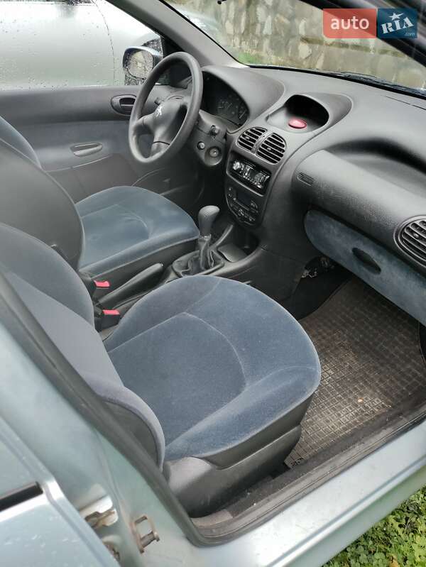 Хетчбек Peugeot 206 2000 в Вижниці
