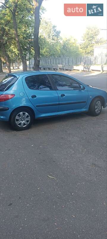 Хетчбек Peugeot 206 2000 в Дніпрі