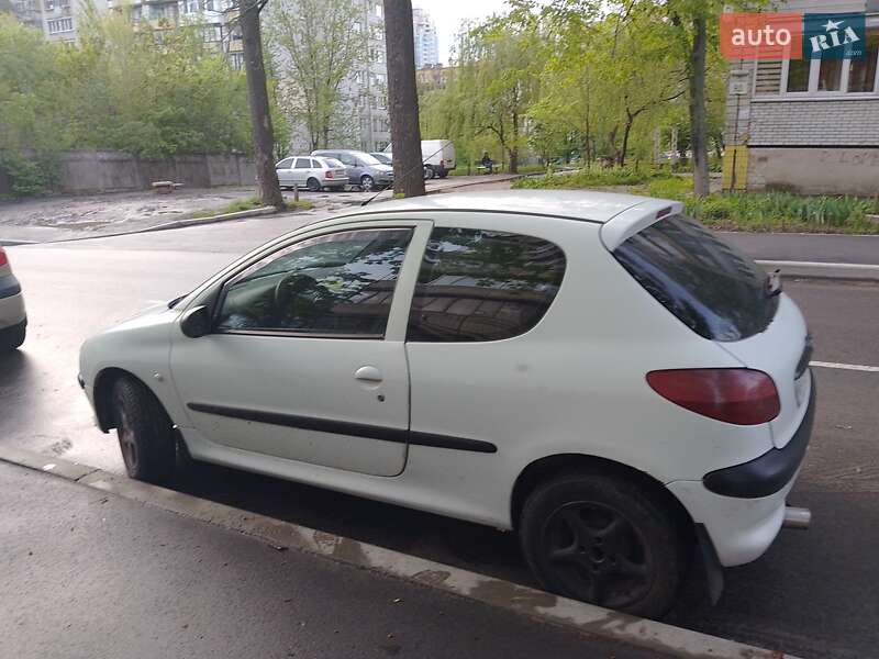 Хэтчбек Peugeot 206 2003 в Киеве