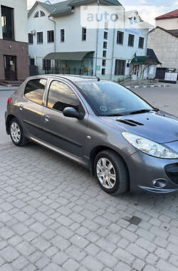 Хэтчбек Peugeot 206 2012 в Болехове