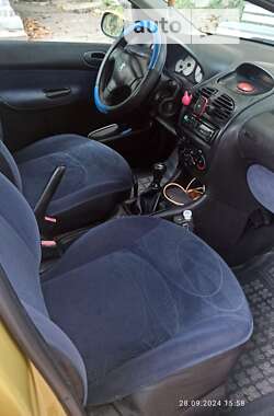 Хэтчбек Peugeot 206 2003 в 