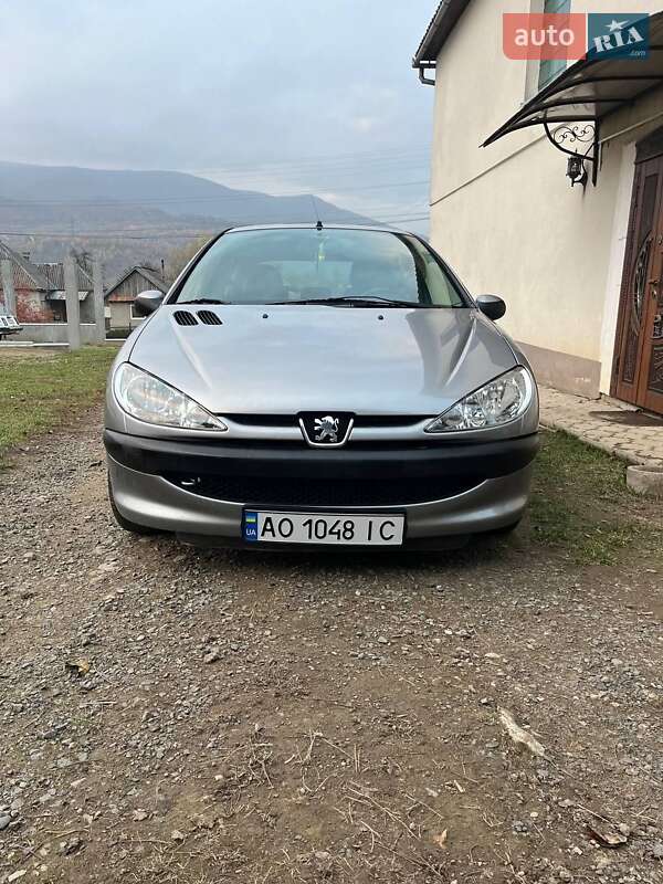 Хетчбек Peugeot 206 2004 в Сваляві