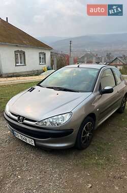 Хетчбек Peugeot 206 2004 в Сваляві