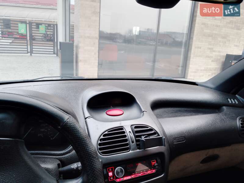 Хэтчбек Peugeot 206 2000 в Ужгороде