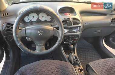 Хетчбек Peugeot 206 2002 в 