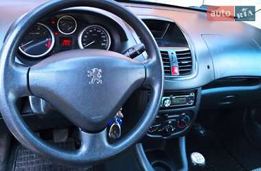 Хетчбек Peugeot 206 2011 в 