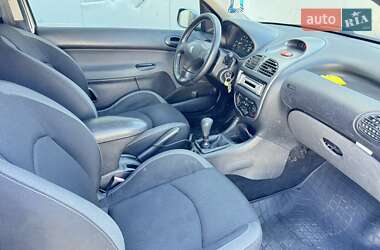Хетчбек Peugeot 206 2001 в 
