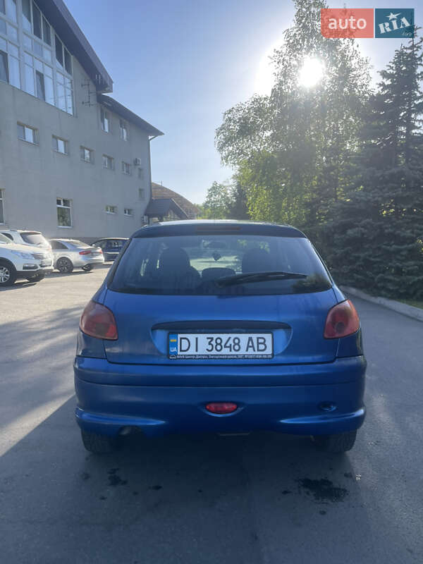 Хетчбек Peugeot 206 2005 в Дніпрі