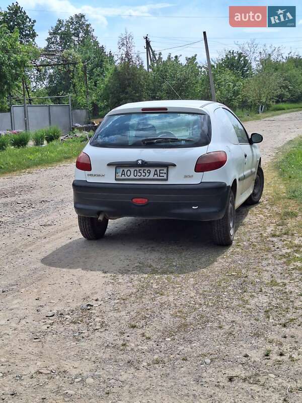 Хэтчбек Peugeot 206 2002 в Виноградове