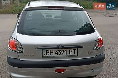 Хэтчбек Peugeot 206 2002 в 