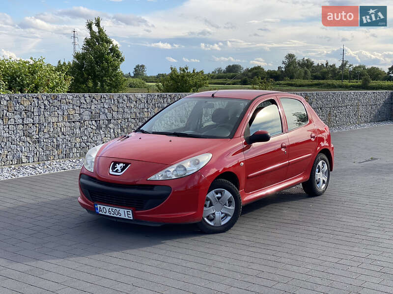Хетчбек Peugeot 206 2011 в 